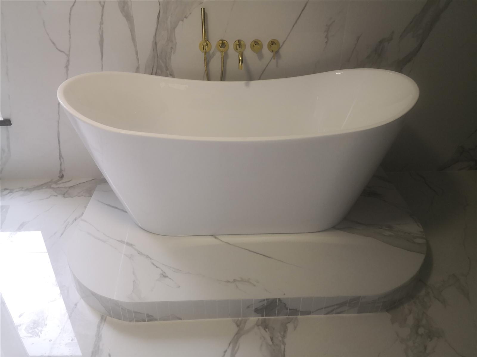Łazienka glamour z marmurem, czernią i złotą armaturą — zdjęcie 86