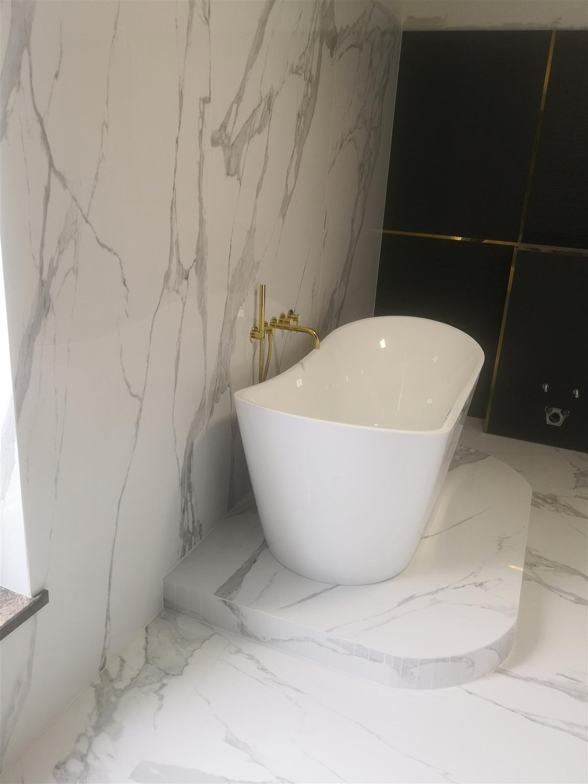 Łazienka glamour z marmurem, czernią i złotą armaturą — zdjęcie 87