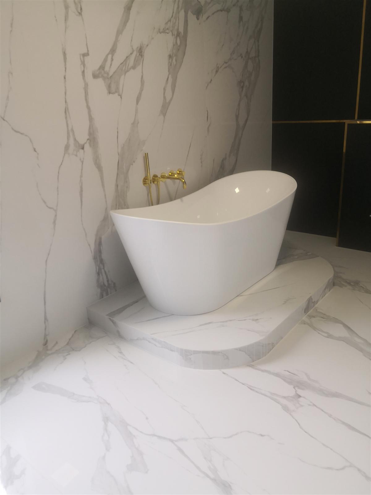 Łazienka glamour z marmurem, czernią i złotą armaturą — zdjęcie 88