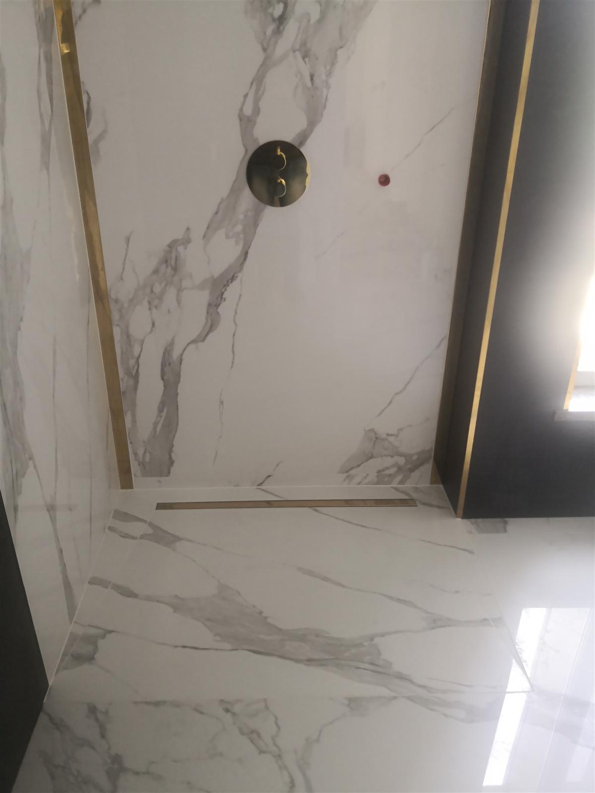Łazienka glamour z marmurem, czernią i złotą armaturą — zdjęcie 89