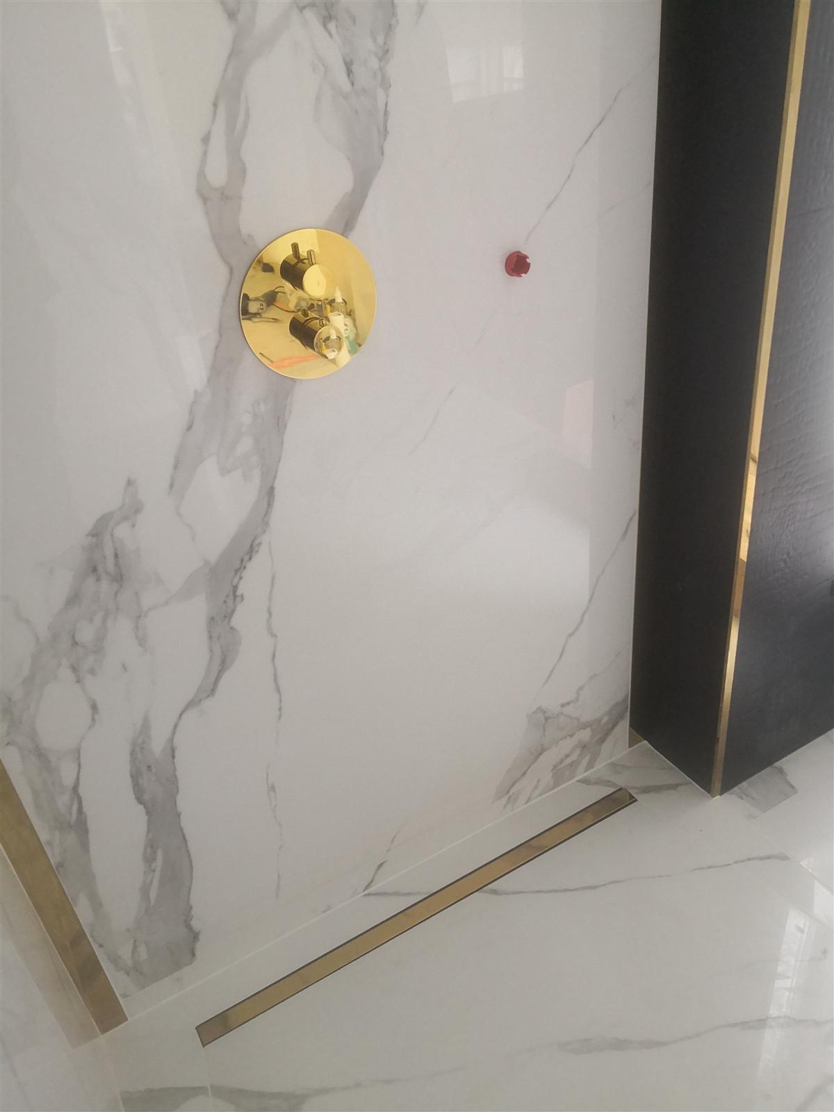 Łazienka glamour z marmurem, czernią i złotą armaturą — zdjęcie 92