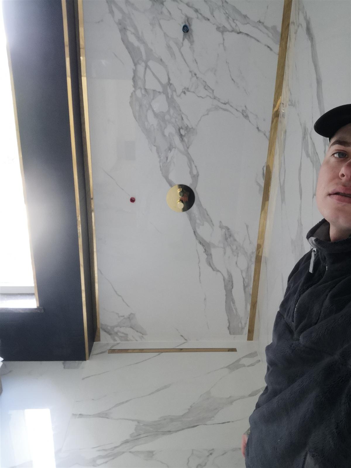 Łazienka glamour z marmurem, czernią i złotą armaturą — zdjęcie 93