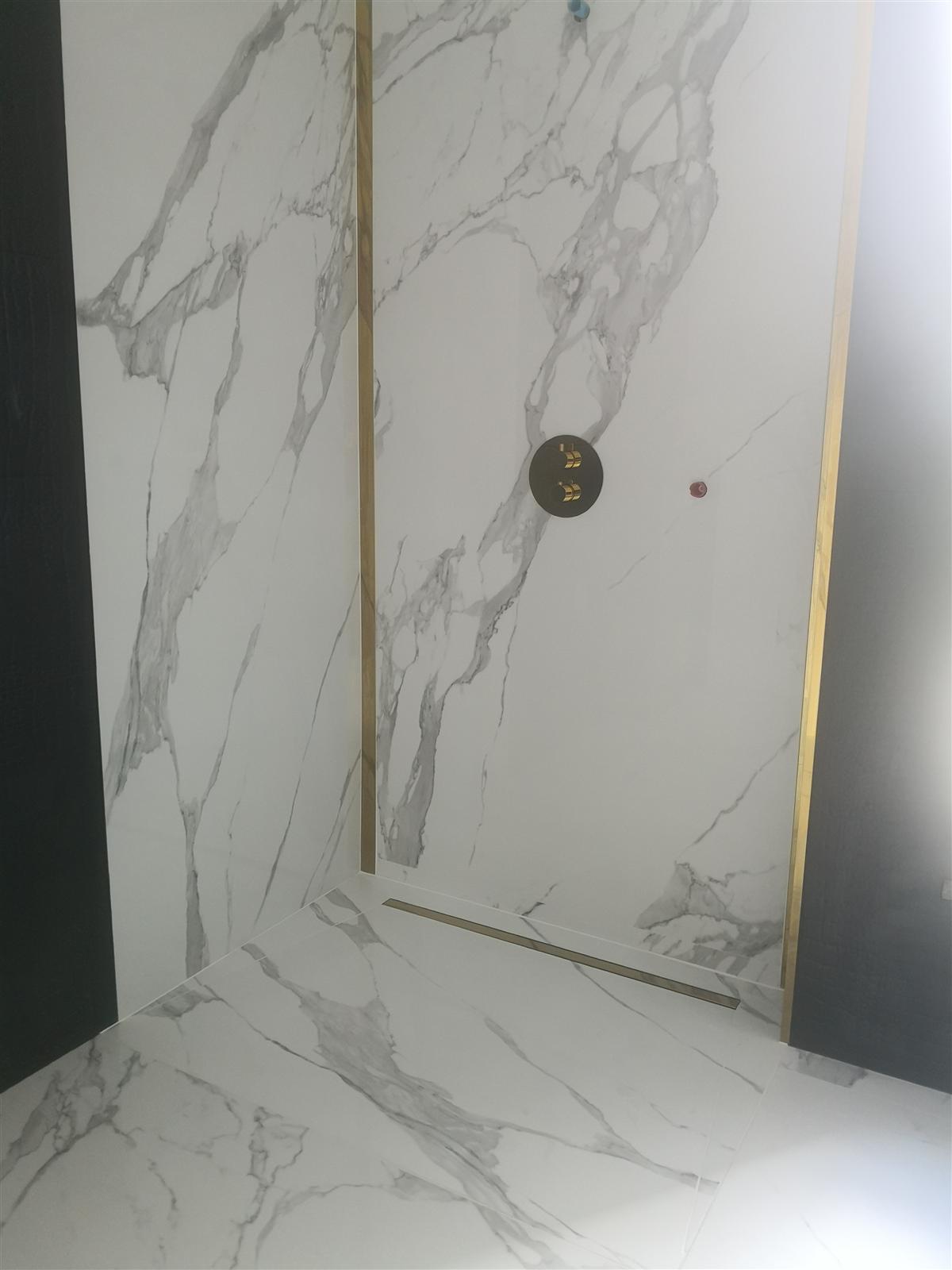 Łazienka glamour z marmurem, czernią i złotą armaturą — zdjęcie 95