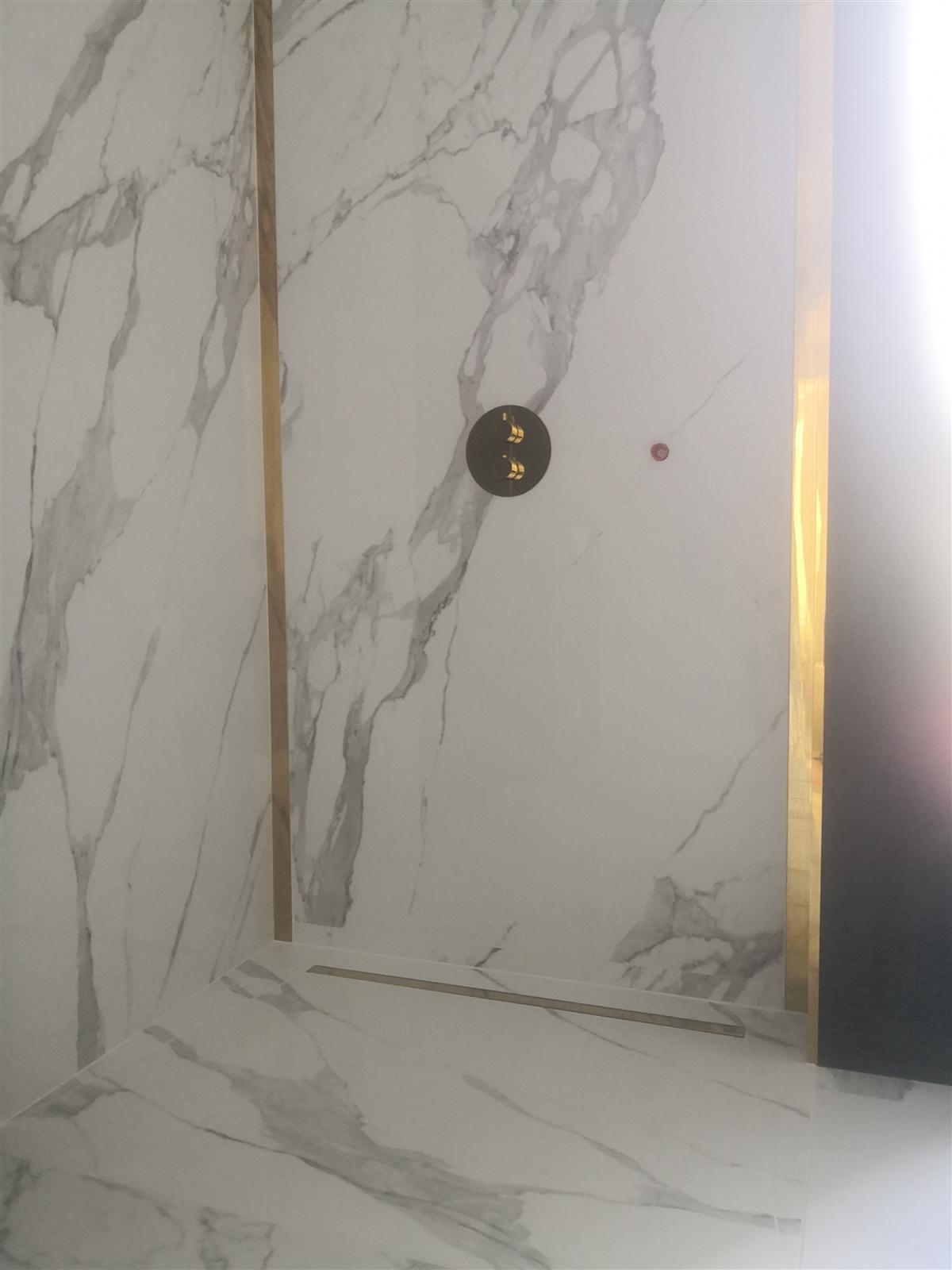 Łazienka glamour z marmurem, czernią i złotą armaturą — zdjęcie 97