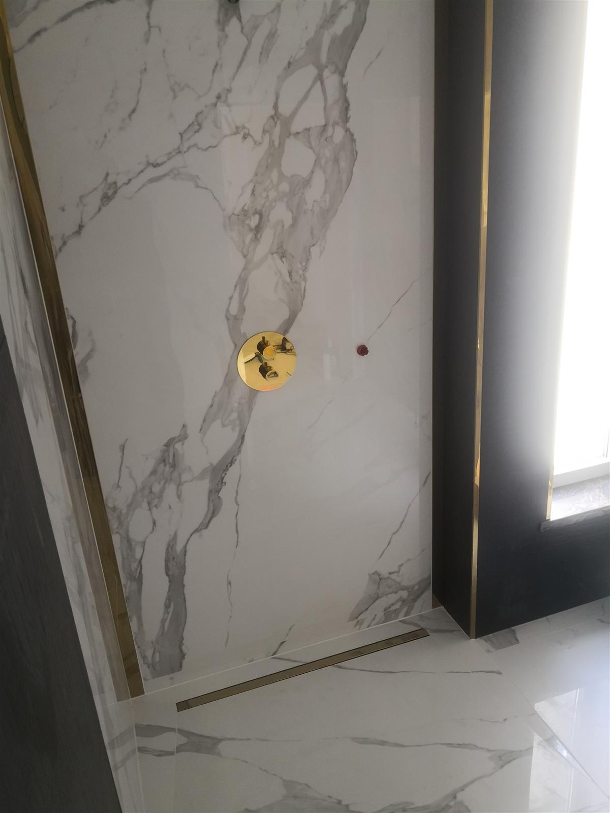 Łazienka glamour z marmurem, czernią i złotą armaturą — zdjęcie 99