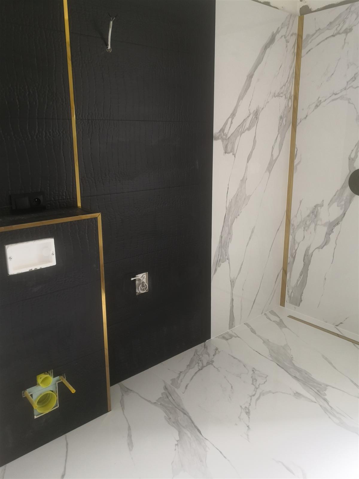 Łazienka glamour z marmurem, czernią i złotą armaturą — zdjęcie 101