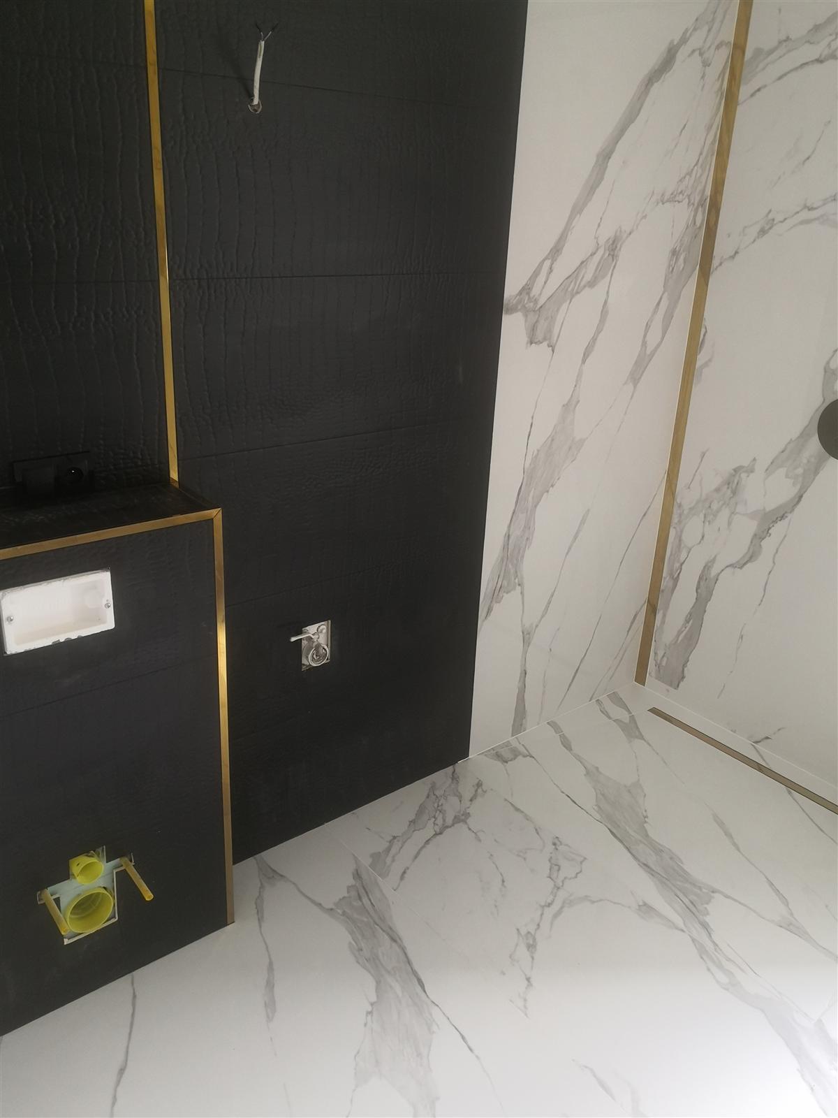 Łazienka glamour z marmurem, czernią i złotą armaturą — zdjęcie 102