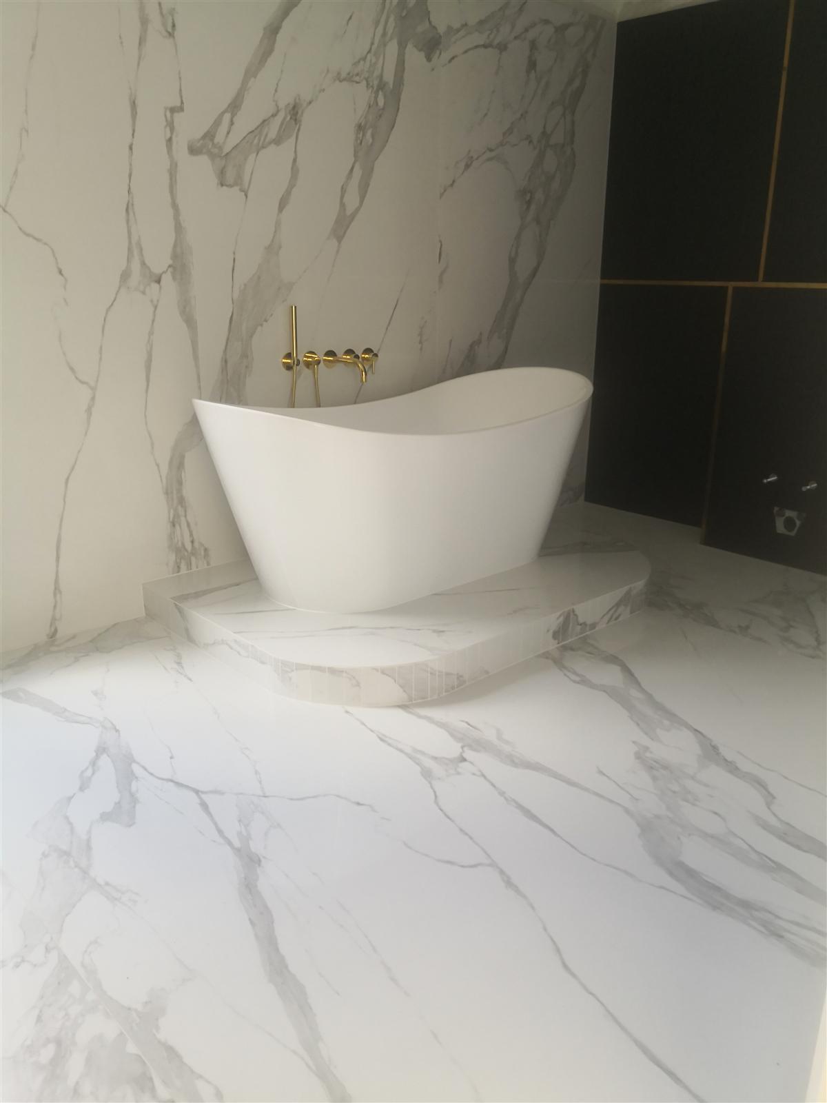 Łazienka glamour z marmurem, czernią i złotą armaturą — zdjęcie 105