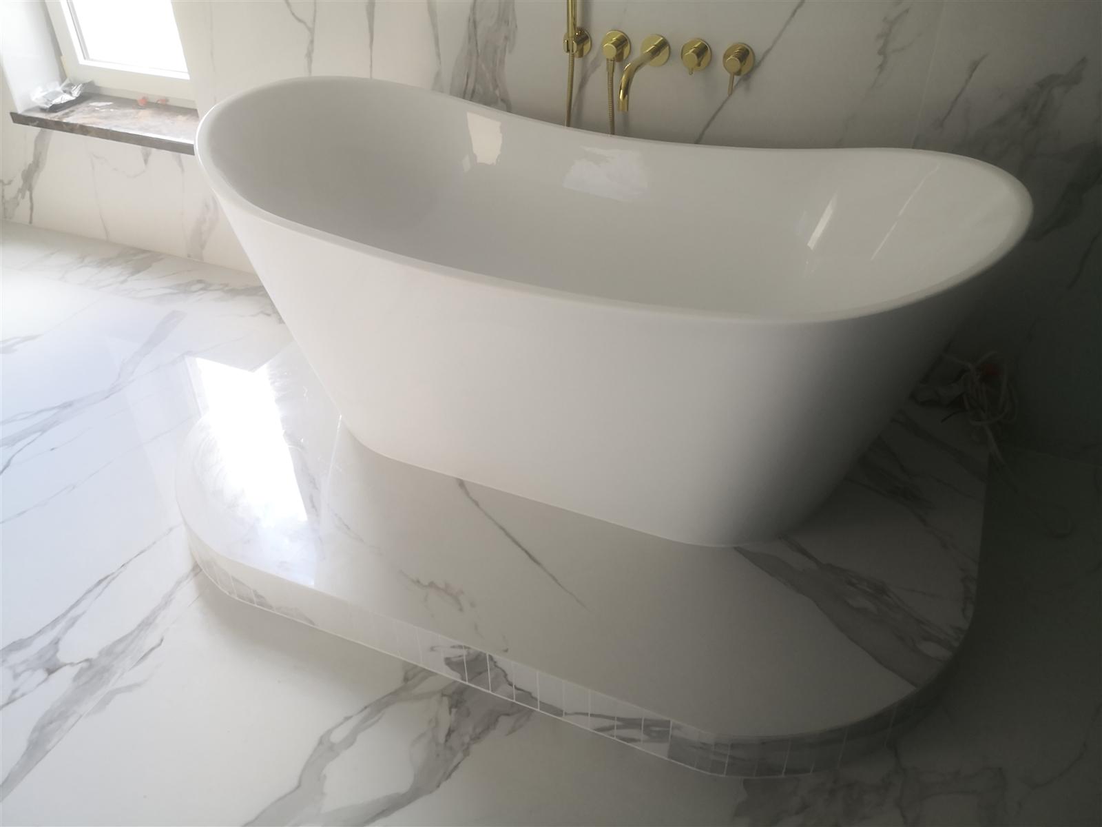 Łazienka glamour z marmurem, czernią i złotą armaturą — zdjęcie 106