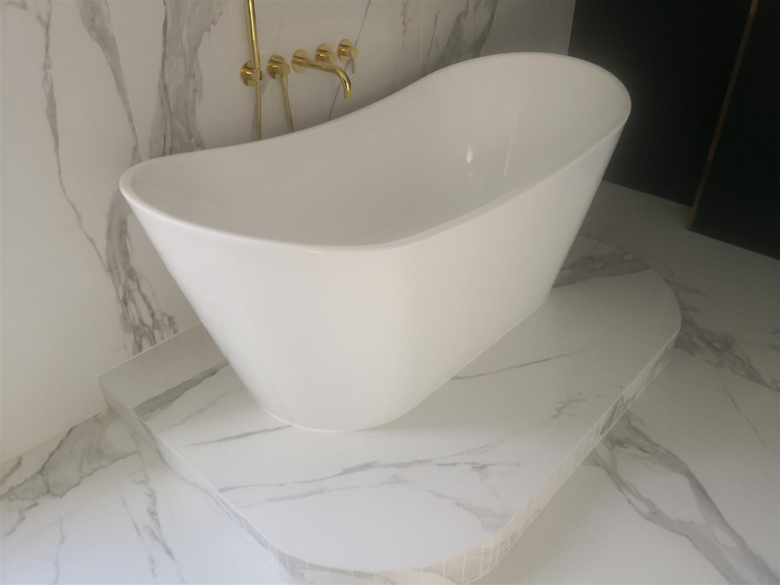 Łazienka glamour z marmurem, czernią i złotą armaturą — zdjęcie 109