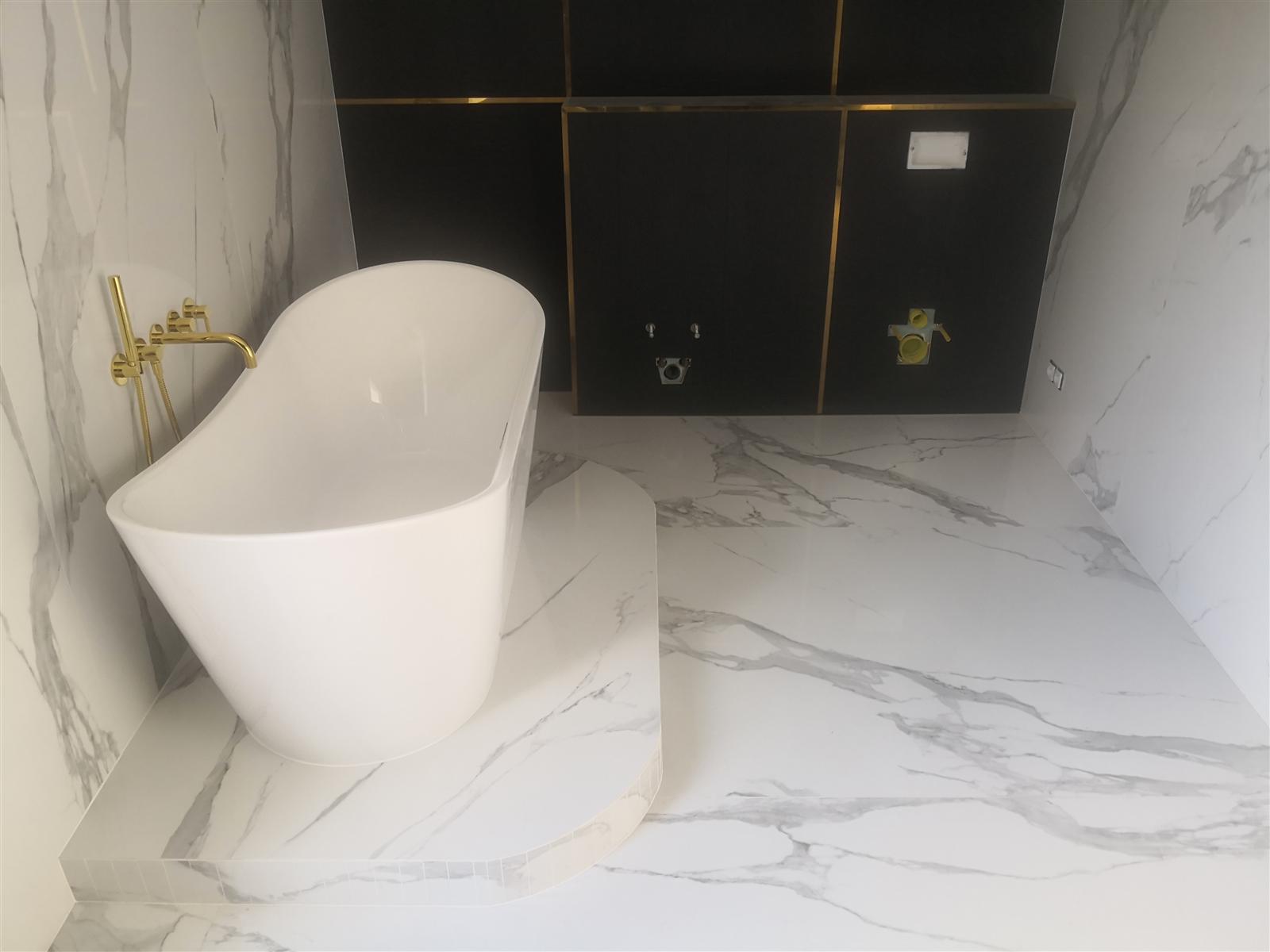 Łazienka glamour z marmurem, czernią i złotą armaturą — zdjęcie 111