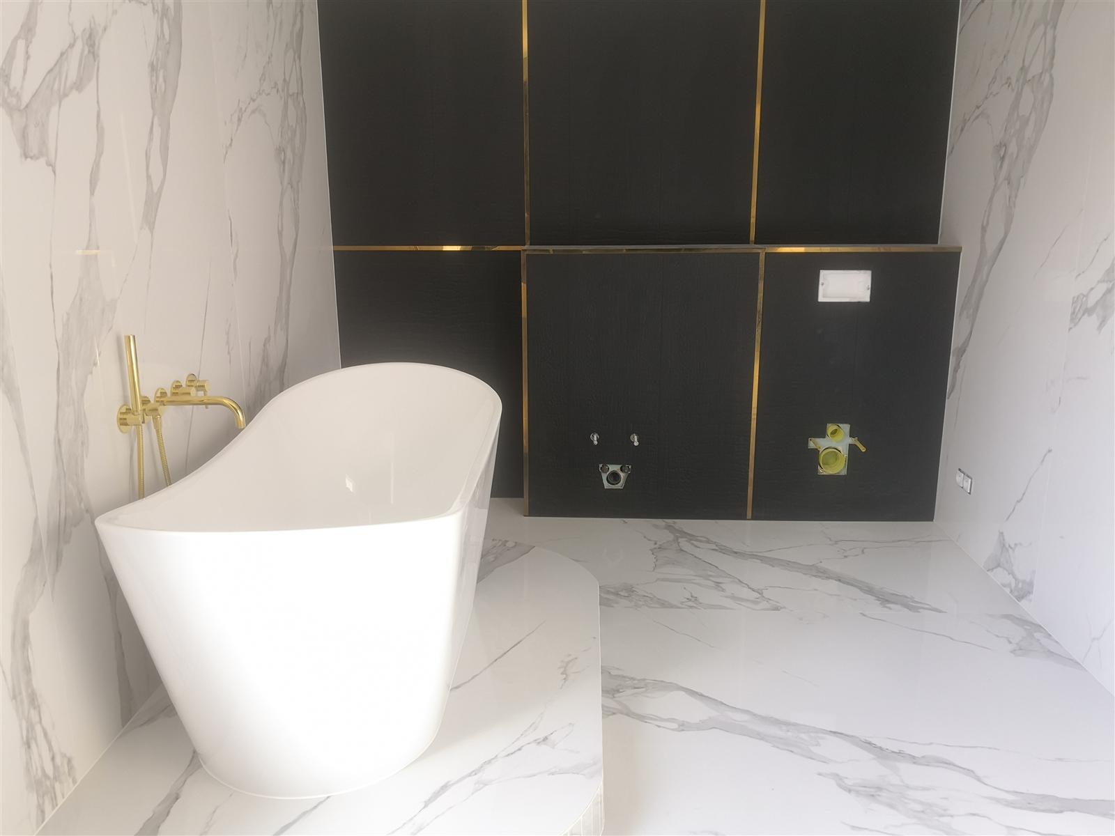 Łazienka glamour z marmurem, czernią i złotą armaturą — zdjęcie 112