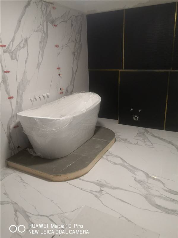 Łazienka glamour z marmurem, czernią i złotą armaturą