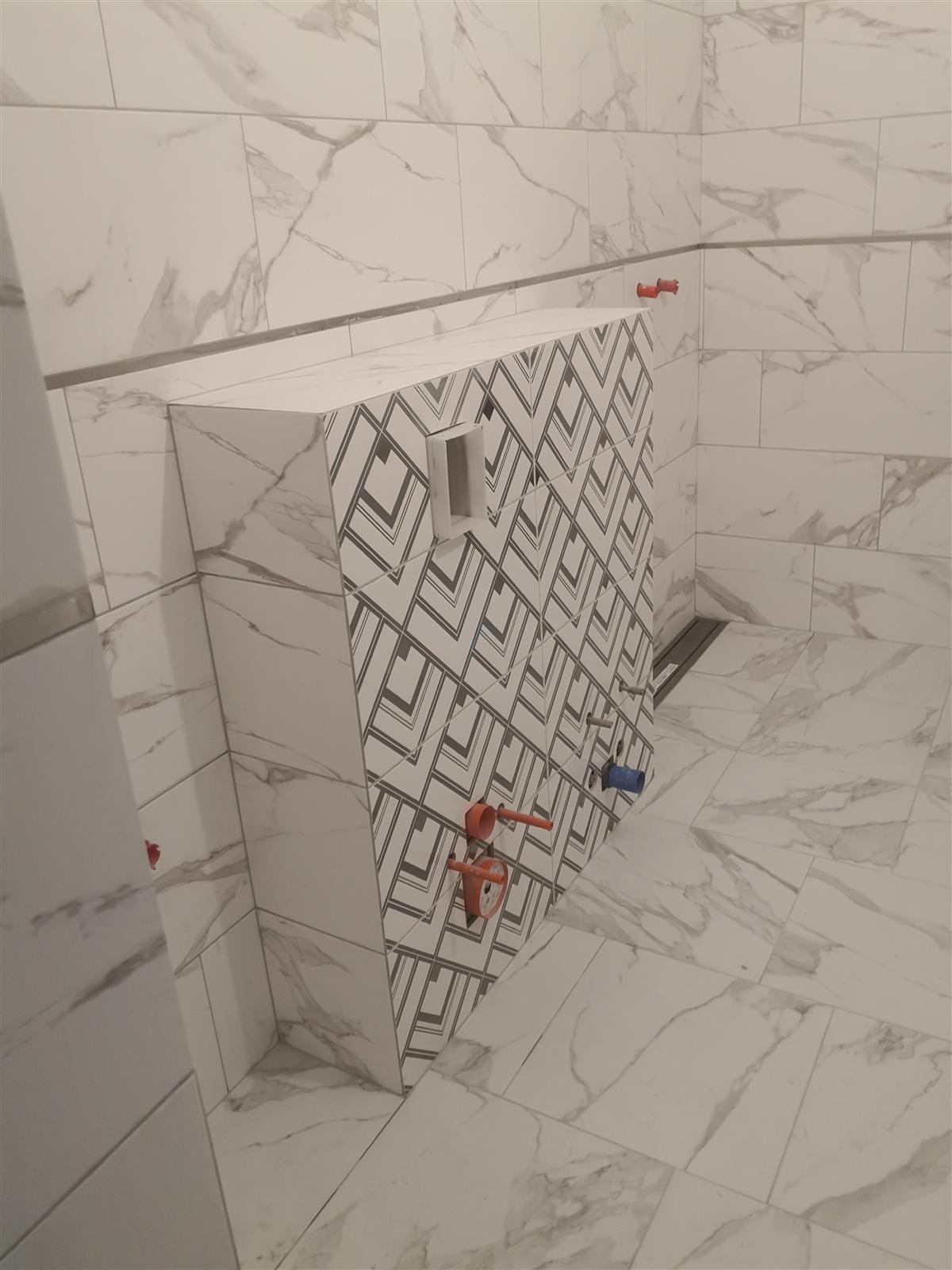 Łazienka marmurowa z geometrycznym dekorem chevron — zdjęcie 2