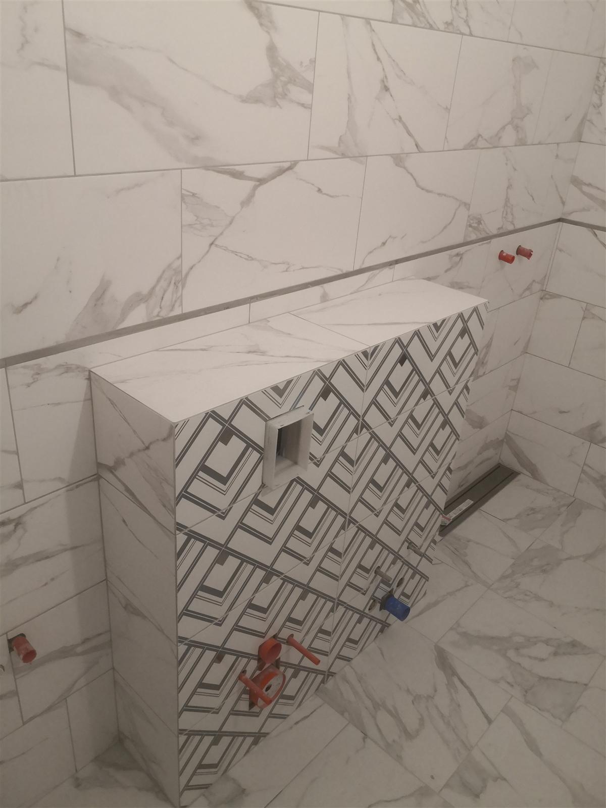 Łazienka marmurowa z geometrycznym dekorem chevron — zdjęcie 3