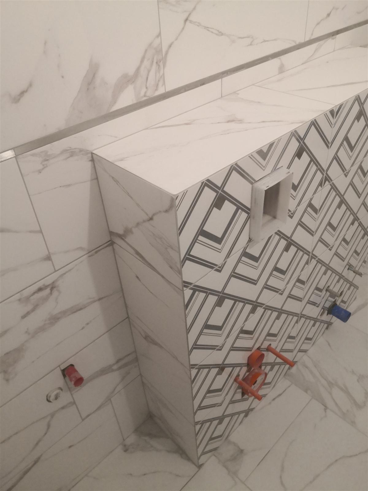 Łazienka marmurowa z geometrycznym dekorem chevron — zdjęcie 4
