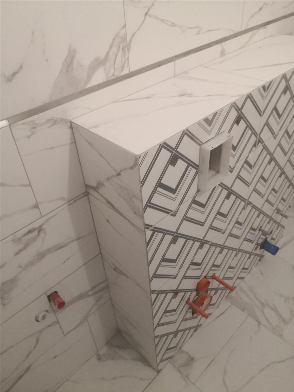 Łazienka marmurowa z geometrycznym dekorem chevron — zdjęcie 5