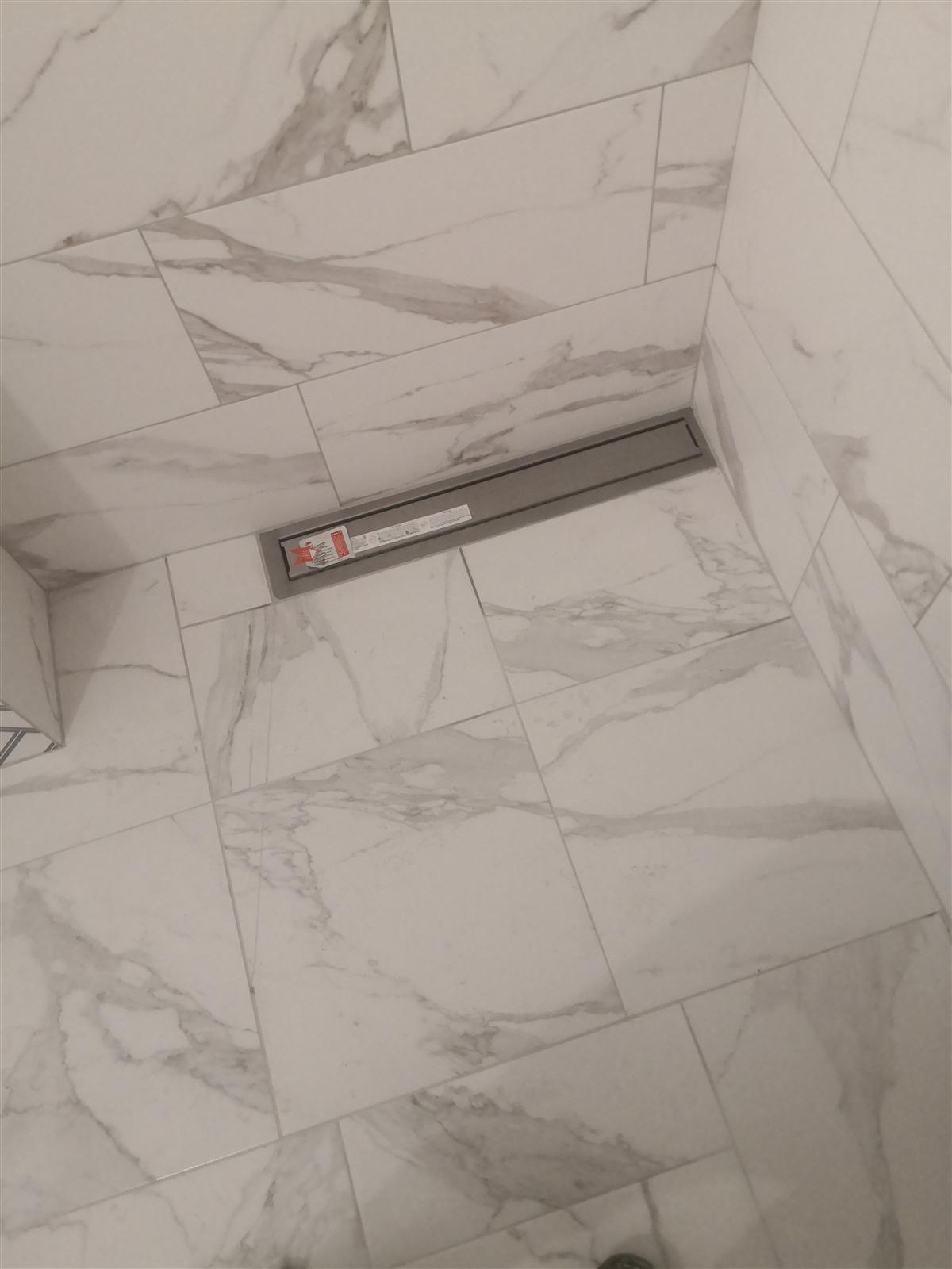 Łazienka marmurowa z geometrycznym dekorem chevron — zdjęcie 8