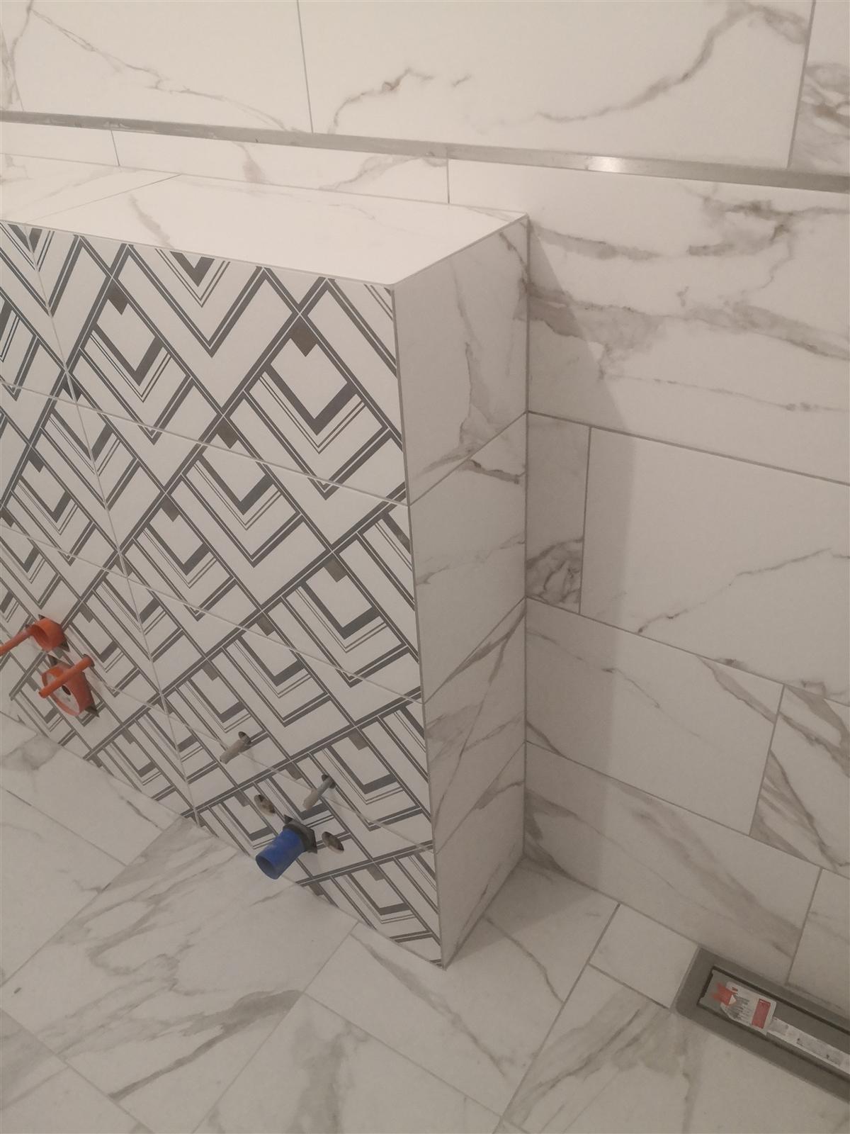 Łazienka marmurowa z geometrycznym dekorem chevron — zdjęcie 9