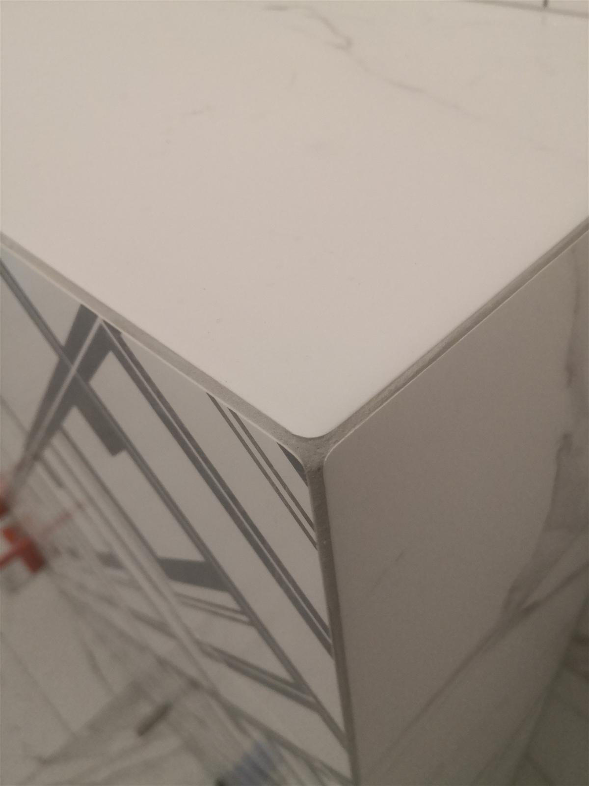 Łazienka marmurowa z geometrycznym dekorem chevron — zdjęcie 11