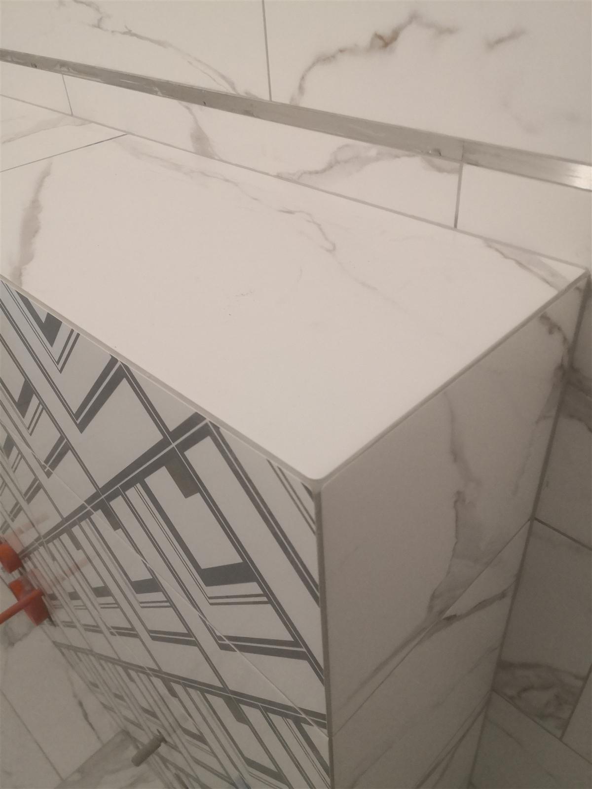 Łazienka marmurowa z geometrycznym dekorem chevron — zdjęcie 12