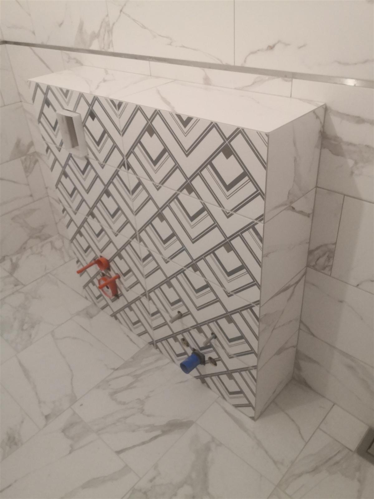 Łazienka marmurowa z geometrycznym dekorem chevron — zdjęcie 13