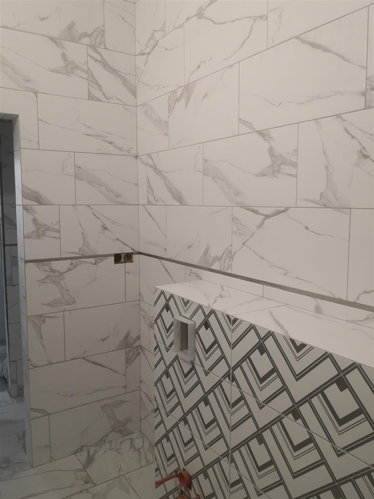 Łazienka marmurowa z geometrycznym dekorem chevron — zdjęcie 14