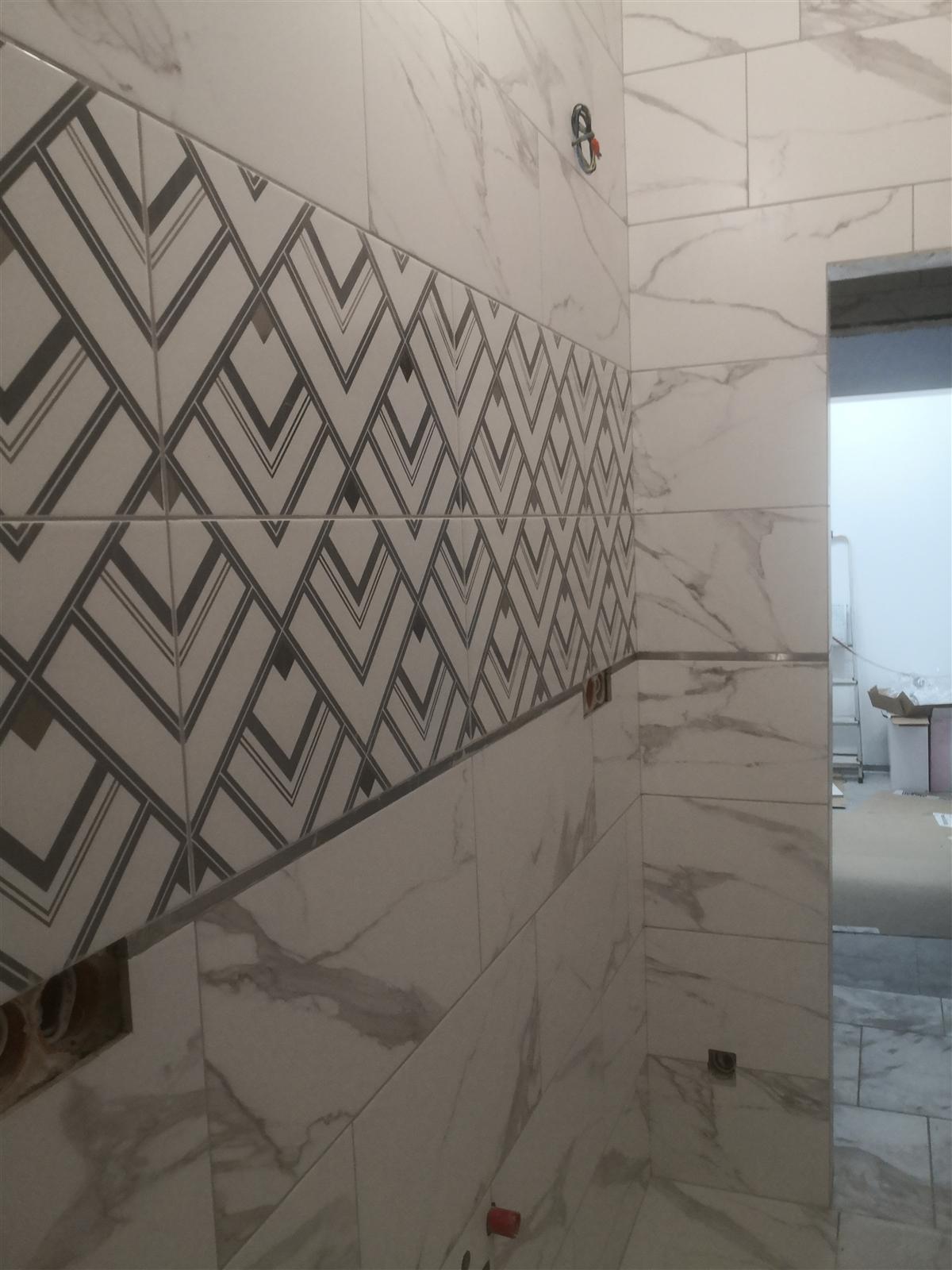 Łazienka marmurowa z geometrycznym dekorem chevron — zdjęcie 15