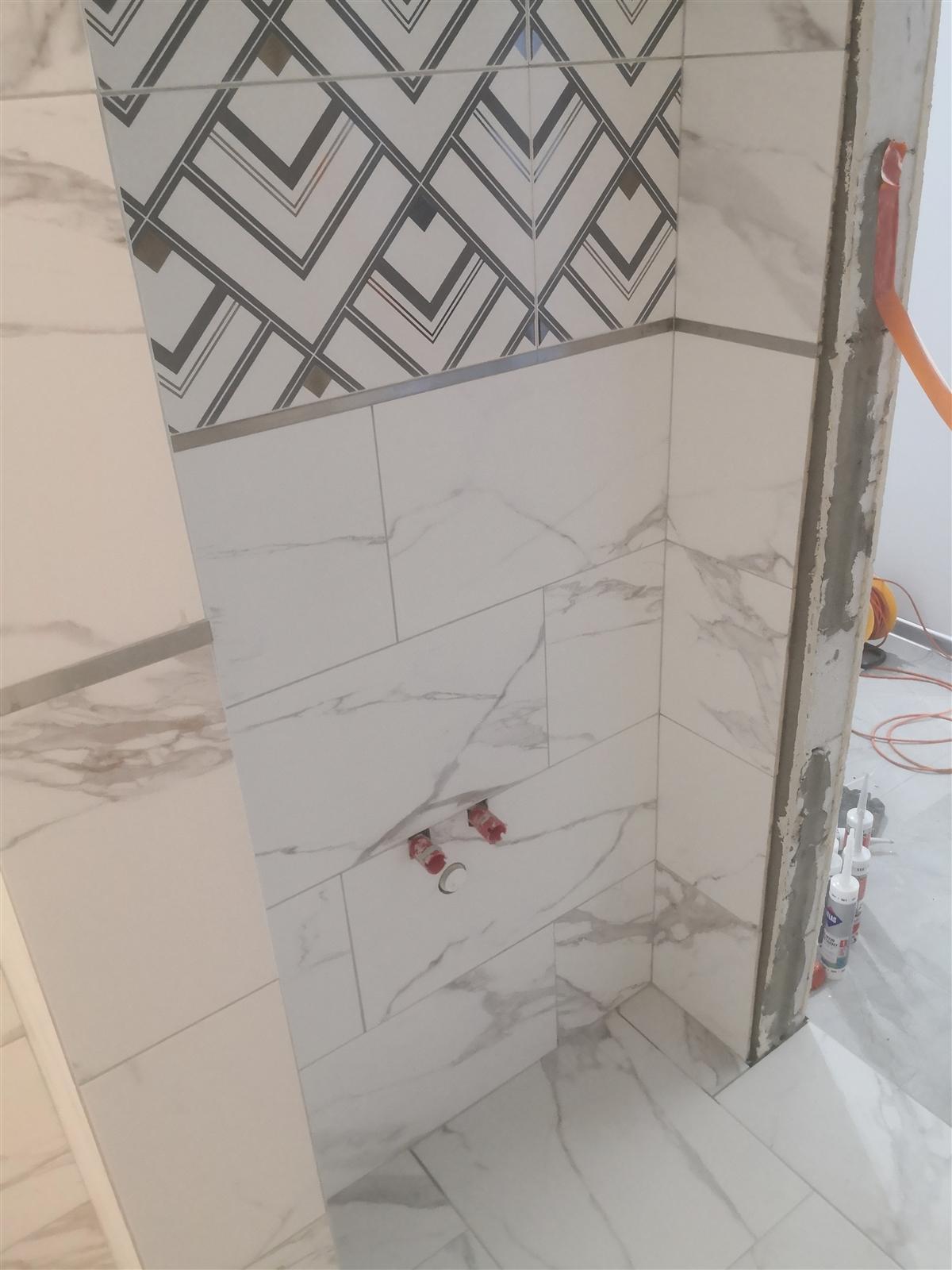 Łazienka marmurowa z geometrycznym dekorem chevron — zdjęcie 21