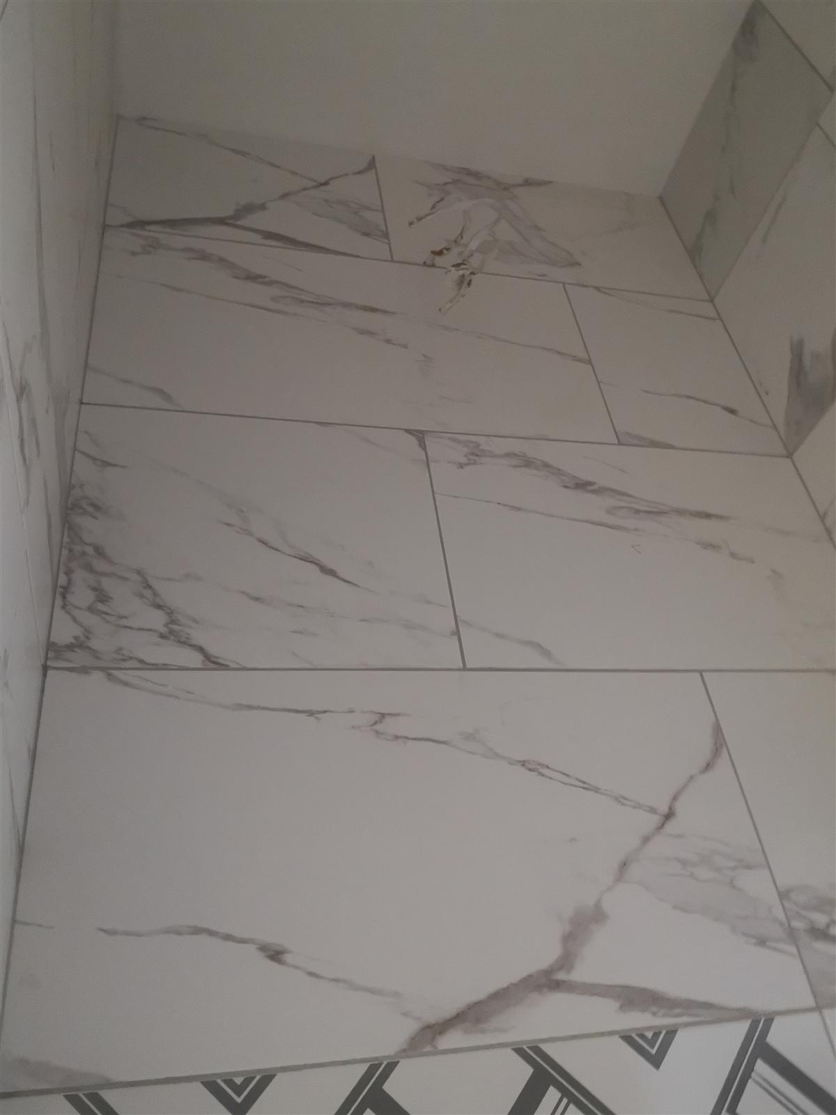 Łazienka marmurowa z geometrycznym dekorem chevron — zdjęcie 22