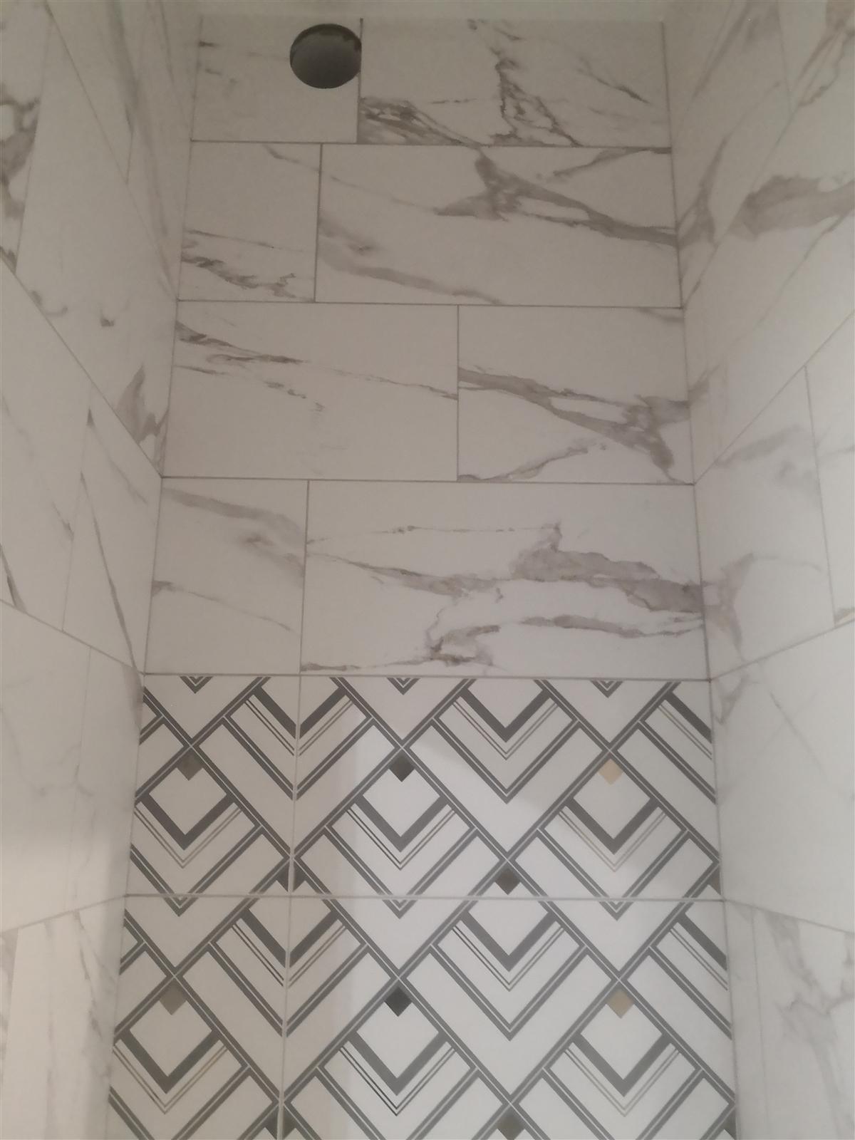 Łazienka marmurowa z geometrycznym dekorem chevron — zdjęcie 24
