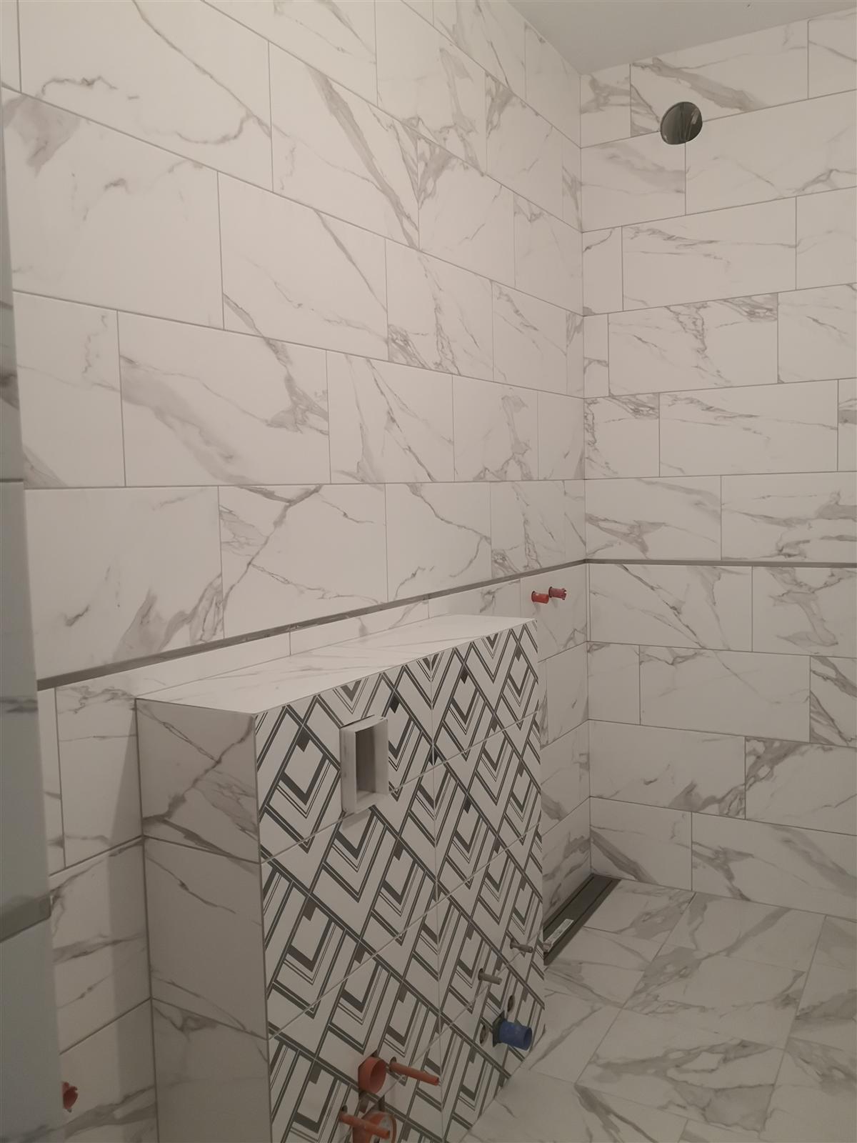 Łazienka marmurowa z geometrycznym dekorem chevron — zdjęcie 25