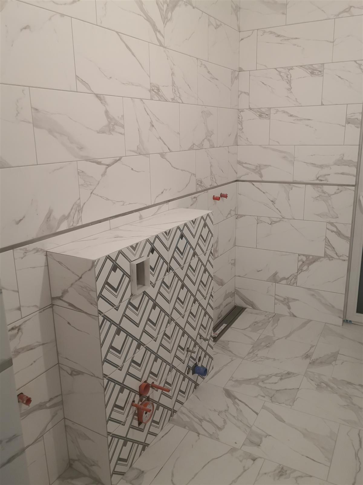 Łazienka marmurowa z geometrycznym dekorem chevron — zdjęcie 26