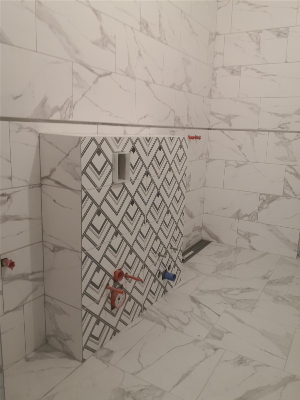 Łazienka marmurowa z geometrycznym dekorem chevron — zdjęcie 27
