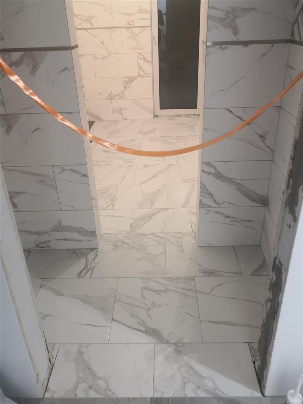 Łazienka marmurowa z geometrycznym dekorem chevron — zdjęcie 29