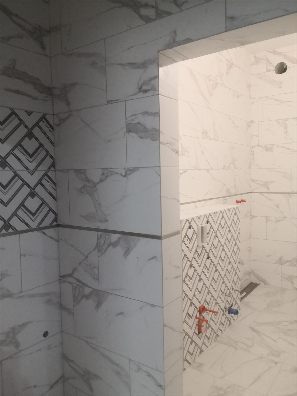 Łazienka marmurowa z geometrycznym dekorem chevron — zdjęcie 32