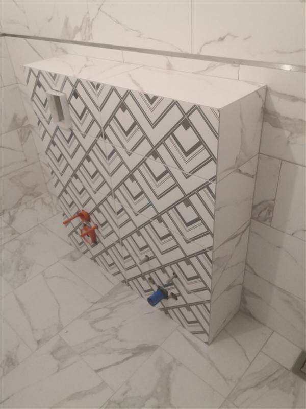 Łazienka marmurowa z geometrycznym dekorem chevron