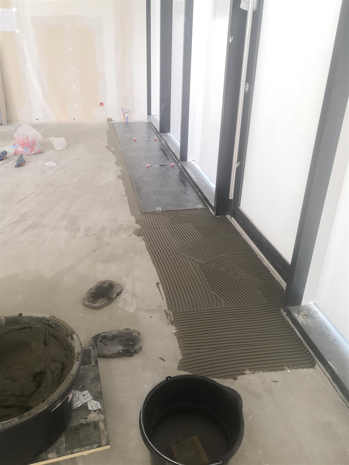 Łazienka łącząca marmur, drewno i złotą mozaikę — zdjęcie 1
