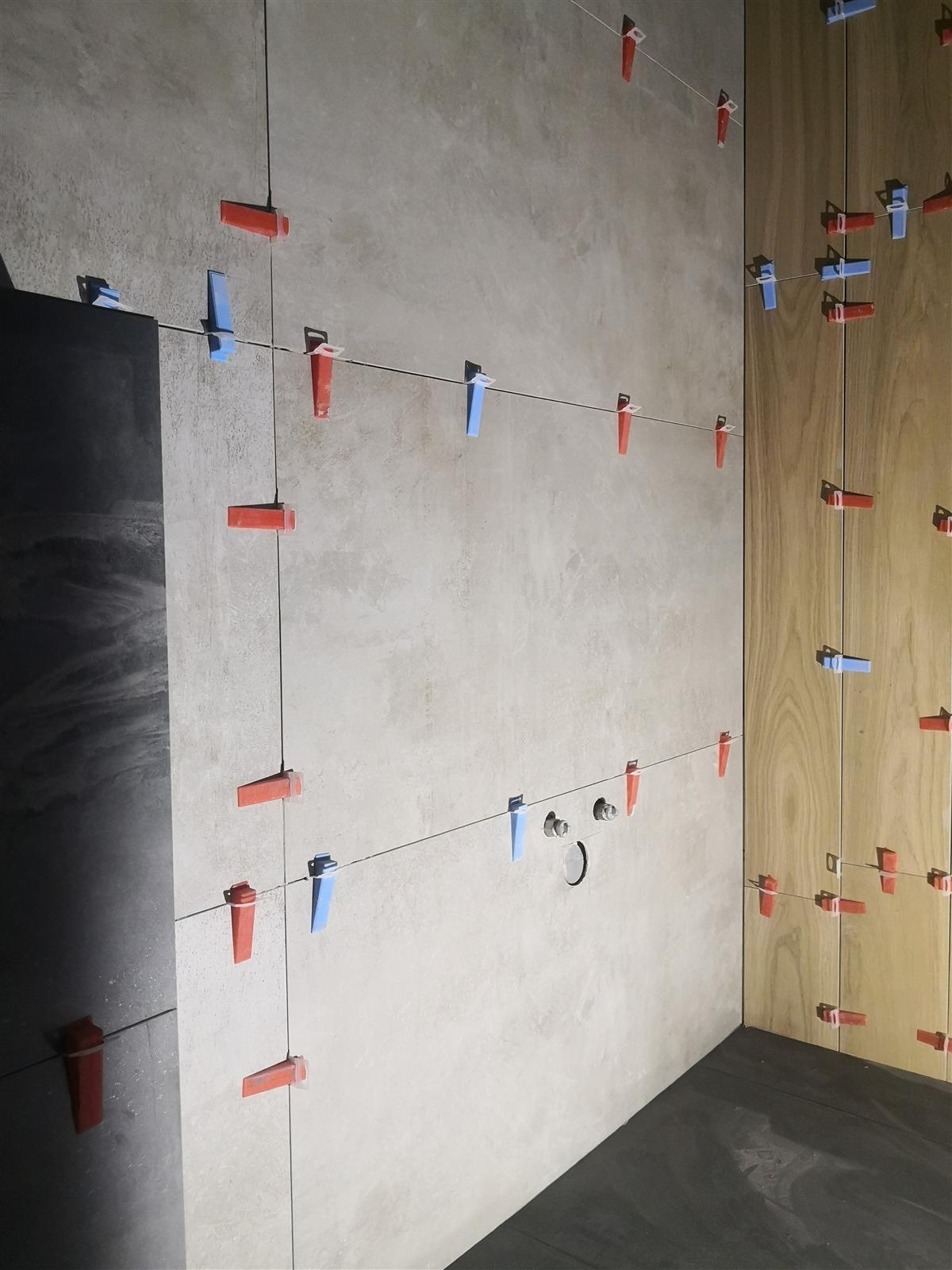 Łazienka łącząca marmur, drewno i złotą mozaikę — zdjęcie 11