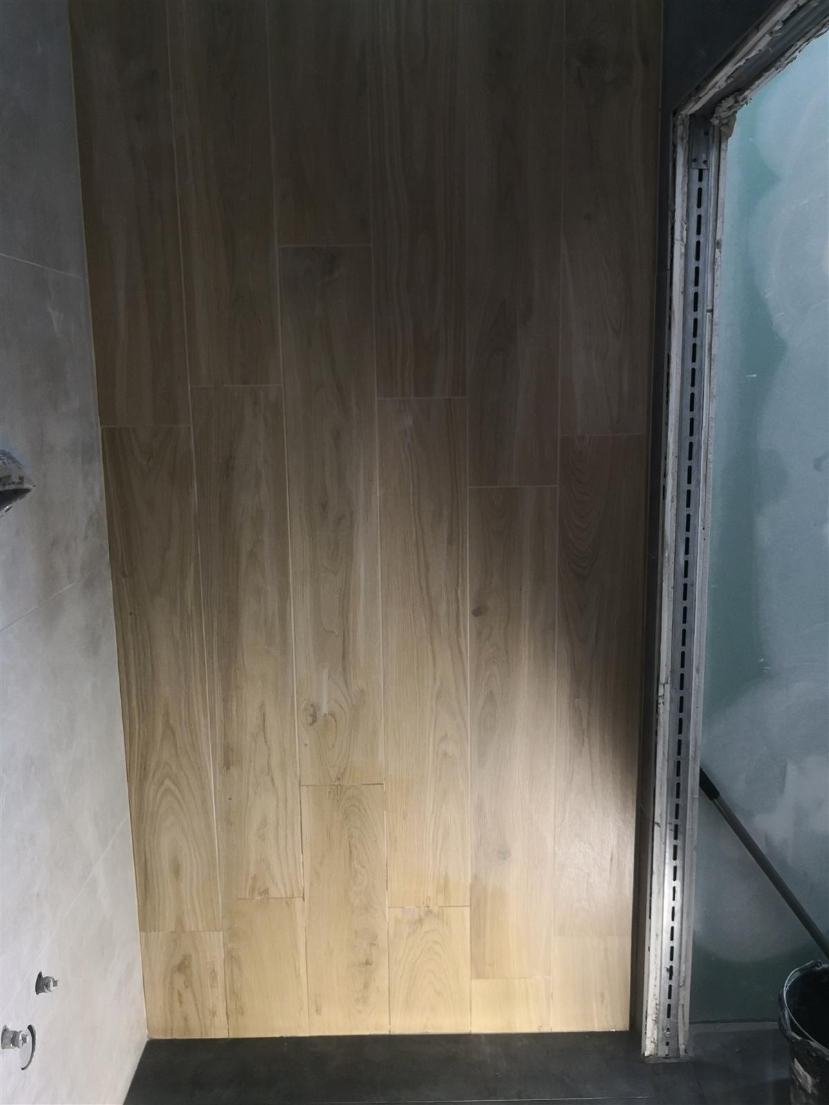 Łazienka łącząca marmur, drewno i złotą mozaikę — zdjęcie 12